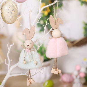 Hängende Osterhasen-Dekoration in Rosa und Grün mit Holzköpfen und Plüschröcken