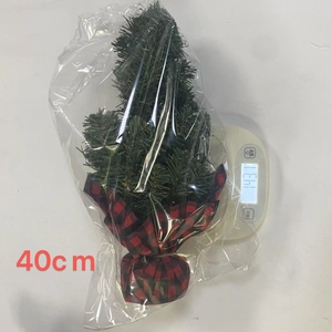 Detailed scale view of a 40cm plaid base artificial Christmas tree weighing 143.1g