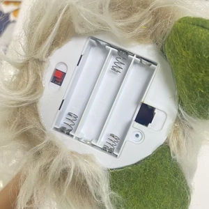 Dettaglio inferiore con vano batteria e interruttore per lo gnomo luminoso d'autunno