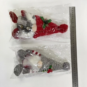 Detailansicht von zwei Weihnachtswichteln mit Strickmützen und Größenreferenzskala
