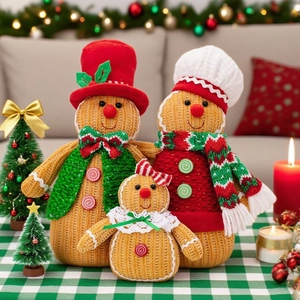 Tre pupazzi di peluche a forma di omino di pan di zenzero in diverse dimensioni