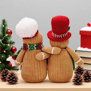 Pupazzi di peluche pan di zenzero natalizi in maglia per decorazioni festive su tavolo