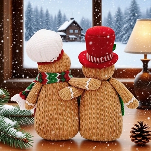 Set di gnomi di pan di zenzero con cappelli rossi e sciarpe in una scena invernale calda