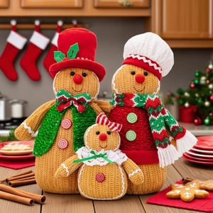 Set di tre figurine di pan di zenzero lavorate a maglia su un tavolo da cucina caldo
