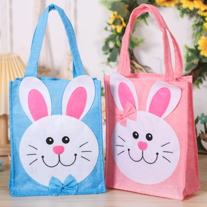 Détail de sacs de Pâques en feutrine lapin rose et bleu avec nœuds et oreilles