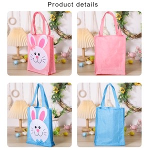 Détail recto verso des sacs cadeaux lapin en non-tissé rose et bleu pour Pâques