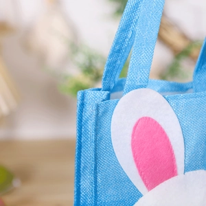 Détail de la poignée du sac de Pâques bleu en feutrine avec oreilles de lapin et coutures