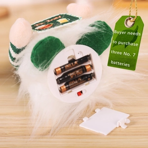 Vue de dessous du gnome de la Saint-Patrick montrant le compartiment à piles et la peluche