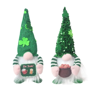 Gnomes de la Saint-Patrick lumineux avec chapeaux tricotés verts et détails de trèfle