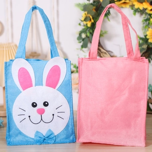 Sacs cadeaux en jute lapin et rose avec poignées tissées sur une table en bois