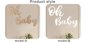 Détail de l'enseigne murale en bois Oh Baby en naturel et blanc pour décor de fête