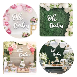 Panneau Oh Baby blanc présenté sur quatre différents décors de fête et d'événements