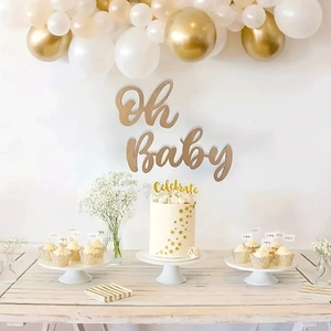Décoration murale dorée Oh Baby avec ballons assortis pour une fête prénatale chic