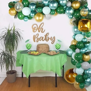 Détail de l'arche de ballons thème forêt avec panneau Oh Baby et feuilles de palmier vertes