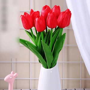 Rote Kunsttulpen in weißer Keramikvase für elegante Heim- und Hochzeitsdekorationen