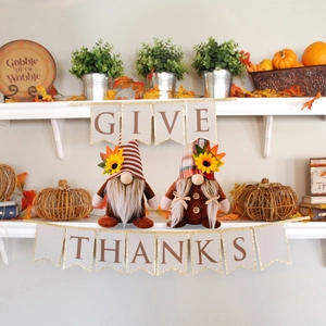 Due gnomi del Ringraziamento e striscione Give Thanks con girasoli e decorazioni autunnali