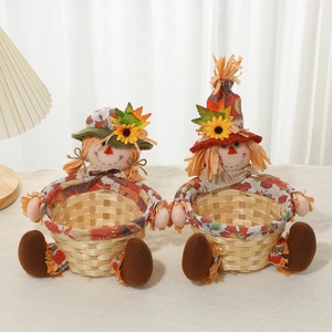 Détail de paniers à bonbons en bambou avec épouvantails et motifs de feuilles d'érable