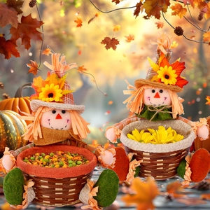 Gros plan de deux paniers à bonbons épouvantails de Thanksgiving avec décor de feuilles