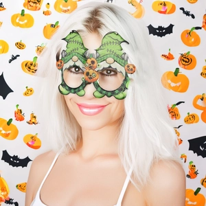 Lustige Halloween-Zwergbrille mit Kürbis und Karohüten, getragen von einem Modell