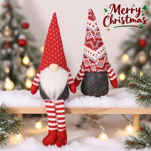 Lot de nains de Noël avec chapeaux rouges et barbe blanche sur bois enneigé