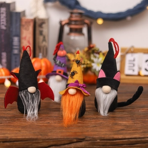 Set di 4 gnomi di peluche per Halloween con pipistrelli e ragni su scrivania in legno