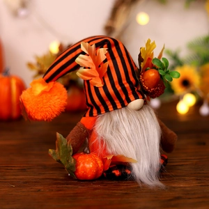 Herfstkabouter met gestreepte hoed en pompoen, feestelijke herfst decoratie voor tafel