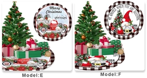 Détail de la jupe de sapin de Noël avec bordure à carreaux et motifs de nains festifs