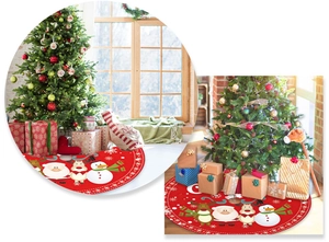 Détail du tapis de sapin de Noël rouge 120cm avec motifs de Père Noël et de rennes