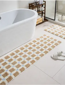Detail der flauschigen Badematten-Set im Karomuster mit weicher Beflockung im Badezimmer