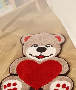 Détail de la texture douce du tapis ours en cœur sur parquet pour déco chaleureuse