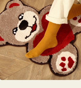 Gros plan sur la texture touffetée haute densité d'un tapis de chambre en forme d'ours
