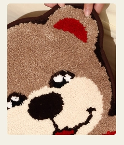 Détail de la polaire sherpa épaisse montrant la texture de l'ours et la broderie fine