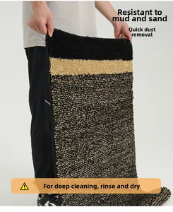 Primer plano del felpudo negro y dorado que muestra el grosor y la textura flexible