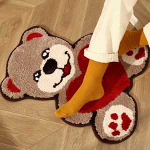 Tapis de chambre mignon en forme d'ours avec cœur rouge sur fond de parquet chaud