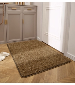 Primer plano de la textura densa y los bordes reforzados de esta alfombra de entrada marrón