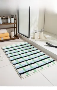 Détail du tapis de bain épais à carreaux en peluche avec texture antidérapante et fibres douces