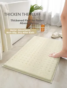 Dettaglio della spessa consistenza felpata e del design antiscivolo del tappeto bagno