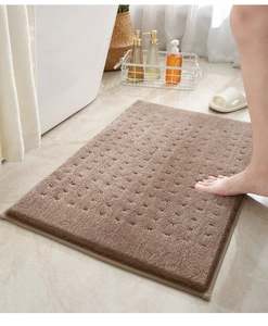 Vista dettagliata del tappeto da bagno marrone spesso con trama quadrata antiscivolo