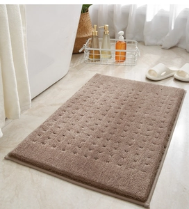 Dettaglio tappetino bagno marrone chiaro assorbente con texture antiscivolo