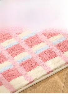Gros plan du tapis épais à carreaux montrant la texture douce et moelleuse