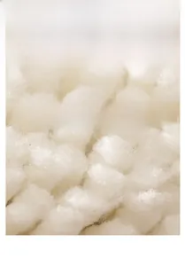 Gros plan sur la texture de tapis de bain en peluche blanche dense 1800g