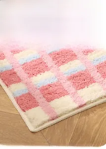 Gros plan du tapis de bain à carreaux épais avec fibres de peluche haute densité