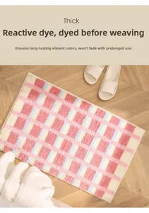 Détail du tapis de bain à carreaux avec tissu pelucheux épais et teinture réactive