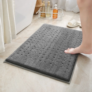 Tappetino da bagno rettangolare in peluche grigio scuro con texture antiscivolo