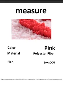 Dettaglio del tappetino da bagno a righe rosa in poliestere con misure di 50x80 cm