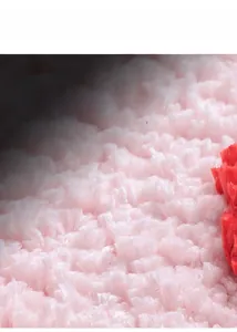 Vista macro della texture floccata rosa e delle fibre assorbenti del tappeto da bagno