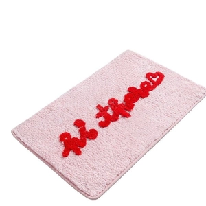 Tappetino da bagno rettangolare rosa con scritta Hi Hello rossa a rilievo e morbida fibra