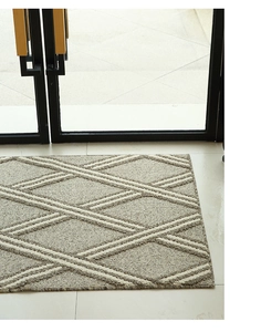 Detalle del tapete de lujo con patrones geométricos y textura de lana sintética