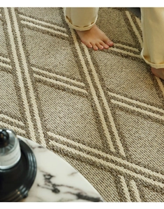 Primer plano de alfombra tejida gruesa con patrón geométrico de rombos beige