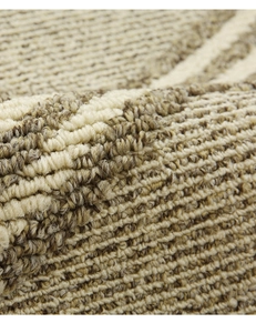 Macro textura de una alfombra de bucles con rayas tejidas en beige y marrón